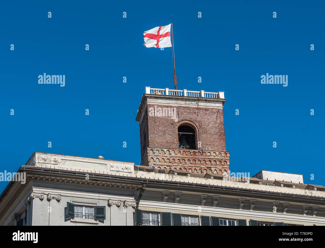 Genua, Genua, Italien, wehende Flagge, Croce di San Giorgio (rotes Kreuz auf weißem Hintergrund) auf der Spitze des Torre Grimaldina, Palazzo Ducale Turm, Doge's Palace Stockfoto