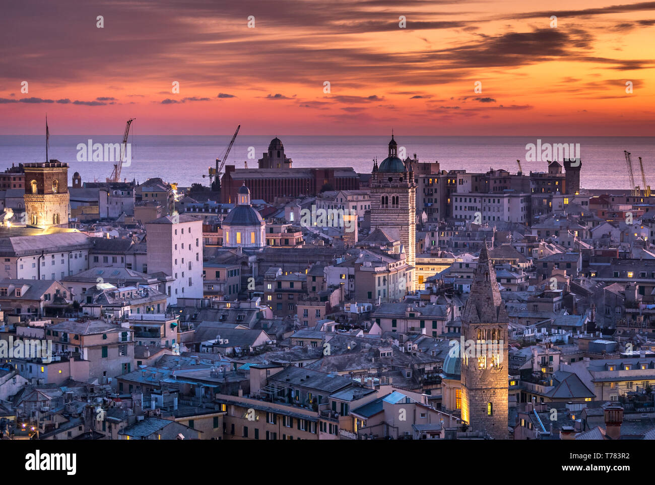 Genua, Italien: schöne Sonnenuntergang Antenne Panoramablick von Genua historische Altstadt (Kathedrale San Lorenzo, den Dom, Palazzo Ducale), das Meer und den Hafen Stockfoto