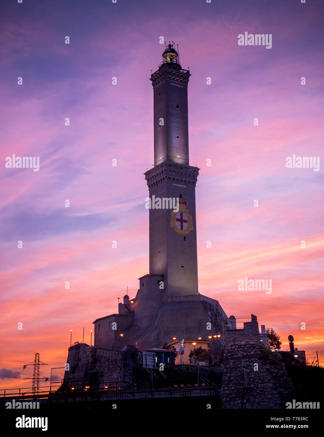 Genua, Genua, Italien: Sonnenuntergang Blick auf den Leuchtturm Lanterna (Wahrzeichen der Stadt). Berühmte Leuchttürme Stockfoto