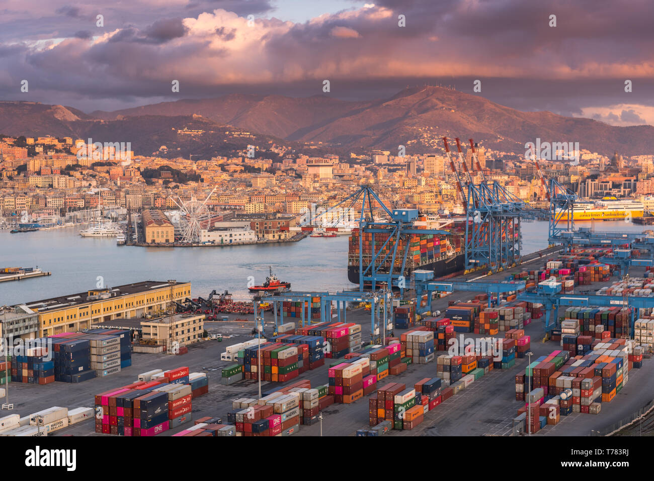 Genua, Genua, Italien: Luftaufnahme von Versand- und Container Terminal, bunte gestapelte Container und Laderampe Seite Kräne im Hafen von Genua Stockfoto