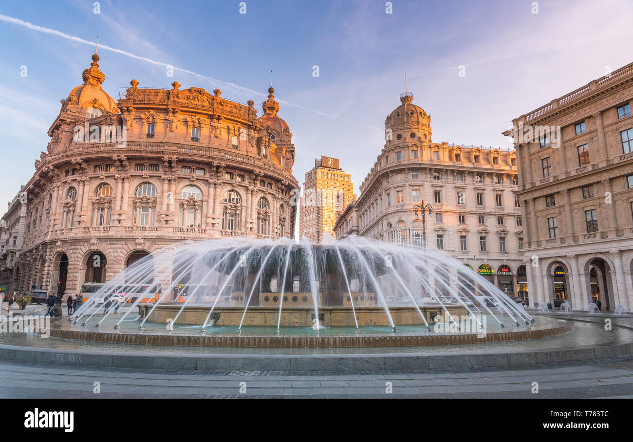 Genua, Genua, Italien: Piazza De Ferrari Hauptplatz von Genua, für seine Brunnen bekannt, Börse (Borsa), Credito Italiano Stockfoto