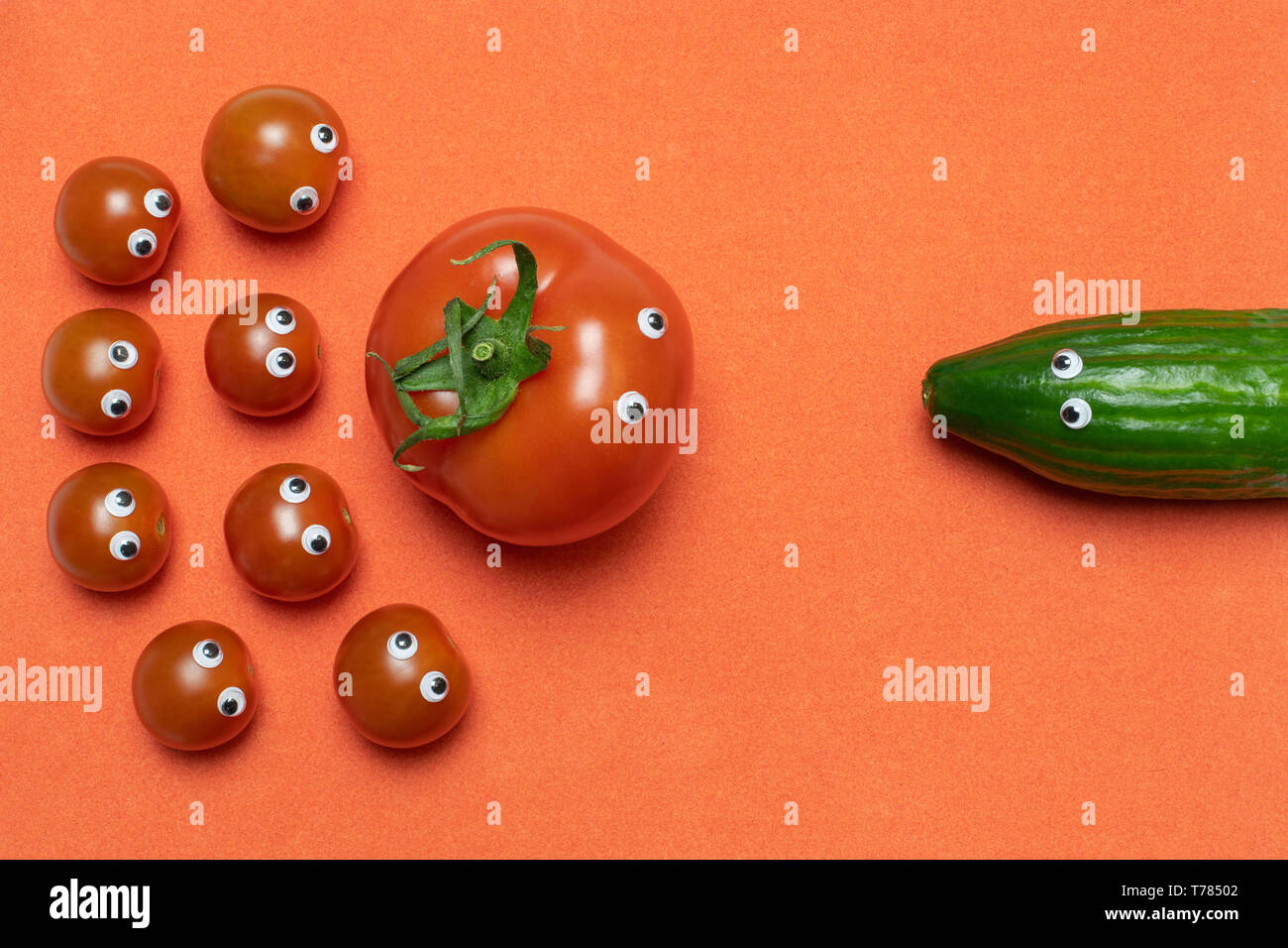 Tomaten und Gurke Konzept, kopieren. Live frische Kirschtomaten und großen  Gewächshaus Tomaten met eine Gurke. Vergleich und Auswahl salat Zutaten. Re  Stockfotografie - Alamy