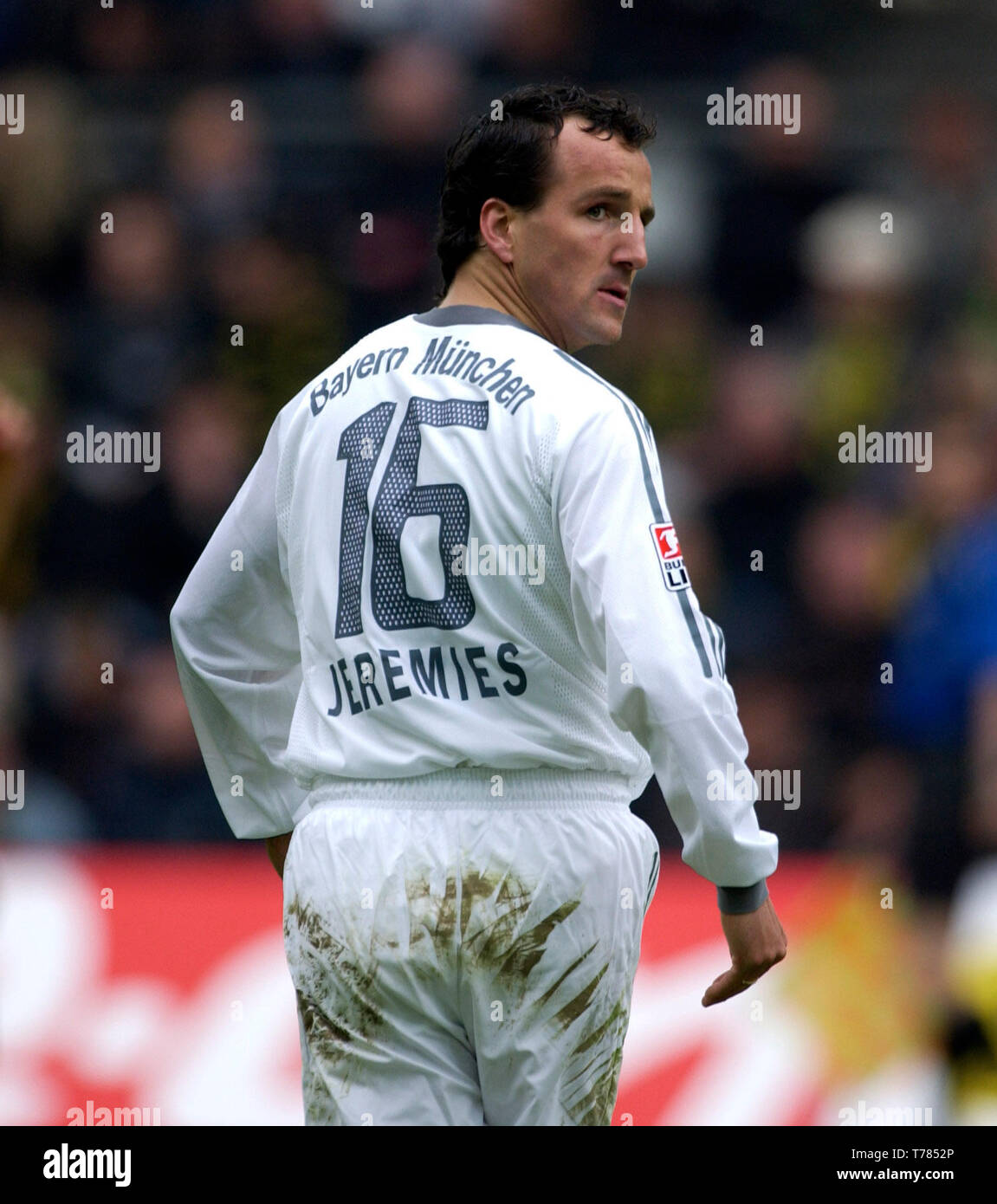 Westfalenstadion Dortmund Deutschland, 19.4.2003, Deutscher Fußball-Bundesliga 2002/03 Spieltag 29, Borussia Dortmund (gelb) vs Bayern München (weiß)------- Jens Jeremies (FCB) Stockfoto