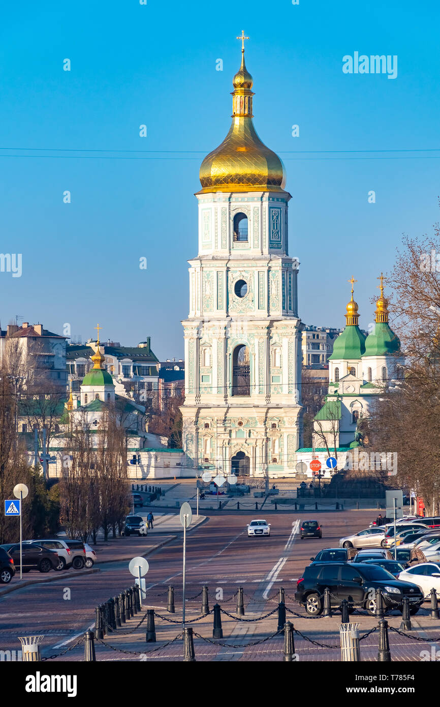 Platz mit einem fussgänger Gehweg und ein Denkmal für Prinzessin Olga und im Hintergrund der Kirchturm von Sophia Orthodoxe Kirche Stockfoto