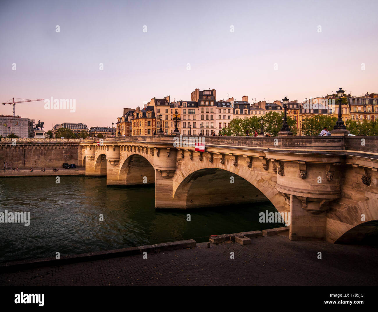 Paris, Frankreich, 22. August 2018: Panoramablick auf Paris Stadtbild mit alten Brücke und Fluss Stockfoto