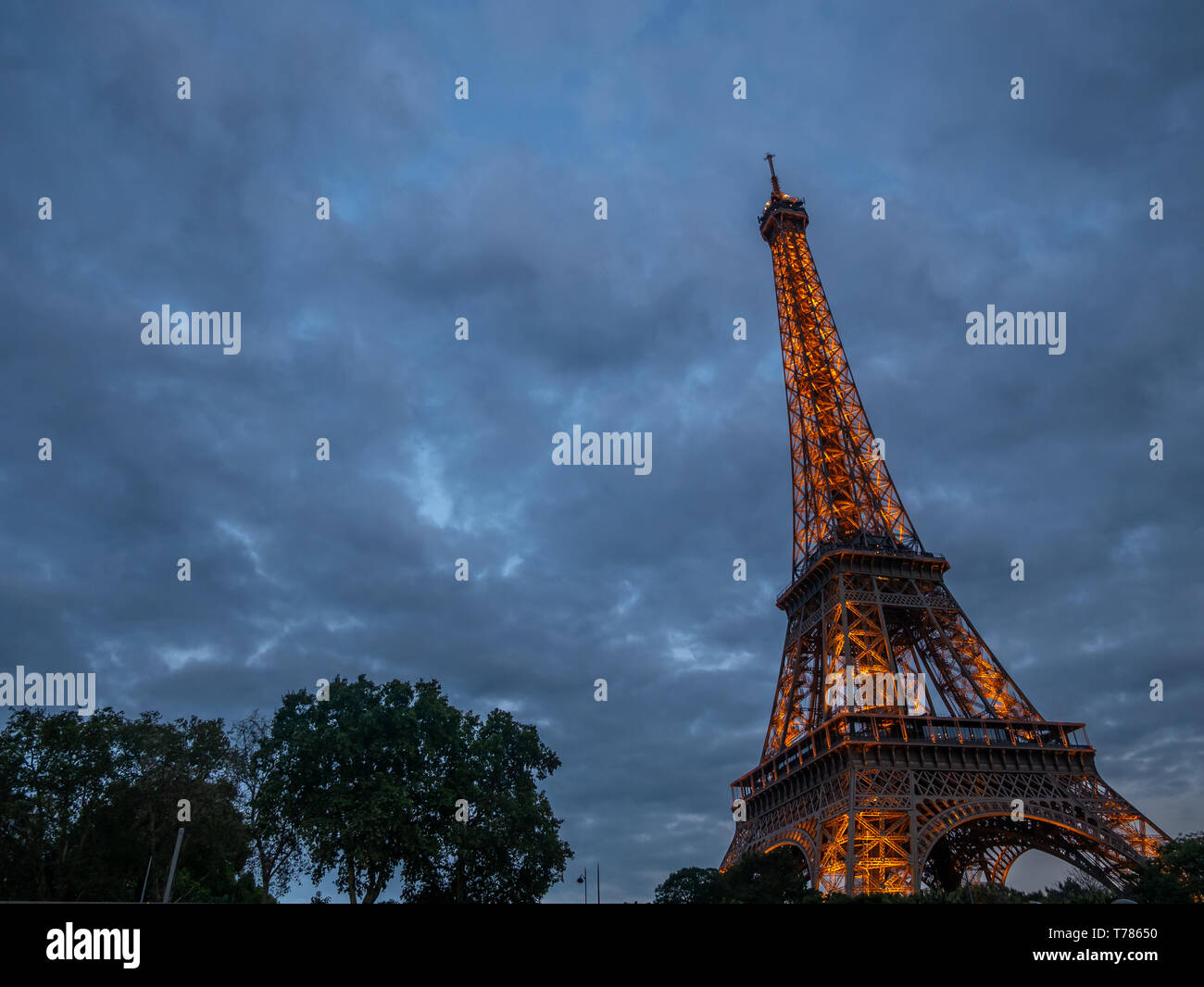 Paris, Frankreich, 22. August 2018: Eiffelturm in Paris bei Nacht mit Beleuchtung Stockfoto