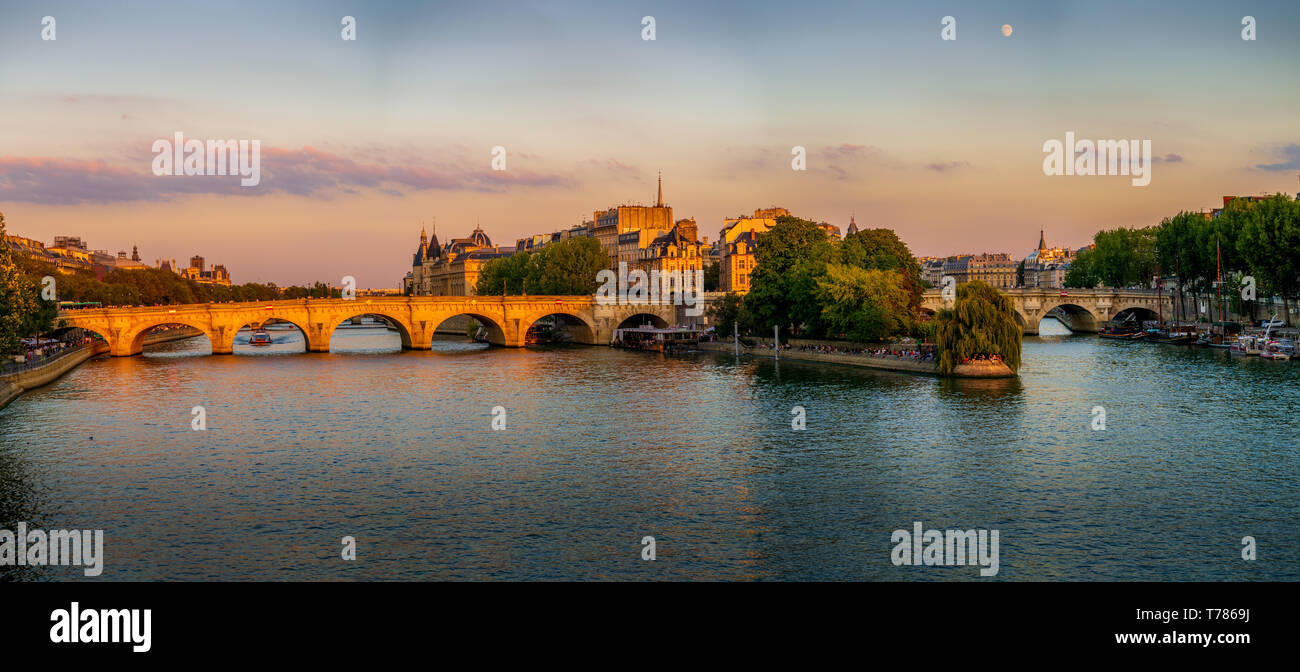 Paris, Frankreich, 22. August 2018: Panoramablick auf Paris Stadtbild mit alten Brücke und Fluss Stockfoto