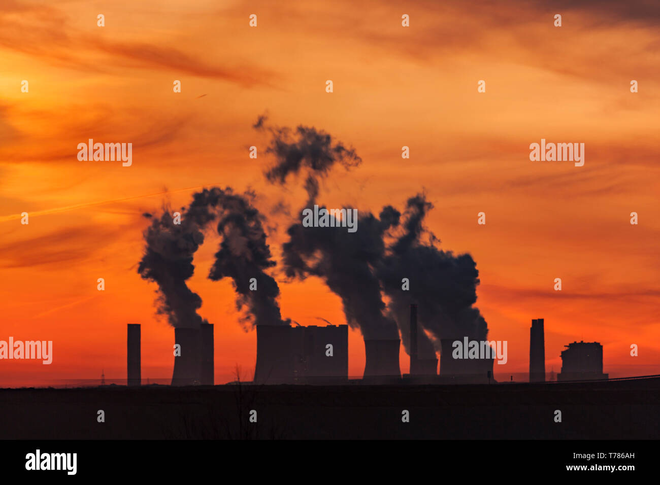 Braunkohlekraftwerk der RWE Power in Niederaußem in der Morgendämmerung Stockfoto
