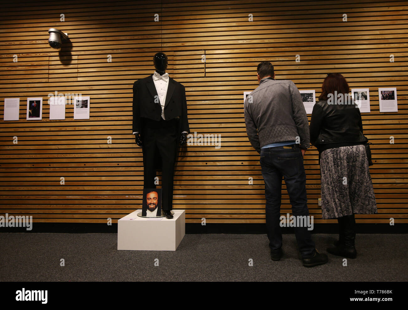 Eine maßgeschneiderte Tuxedo getragen von Luciano Pavarotti bei einem seiner Aufführungen, auf dem Display während der eintägigen Veranstaltung Decca 90: eine Feier, an der V&A, in London. Stockfoto