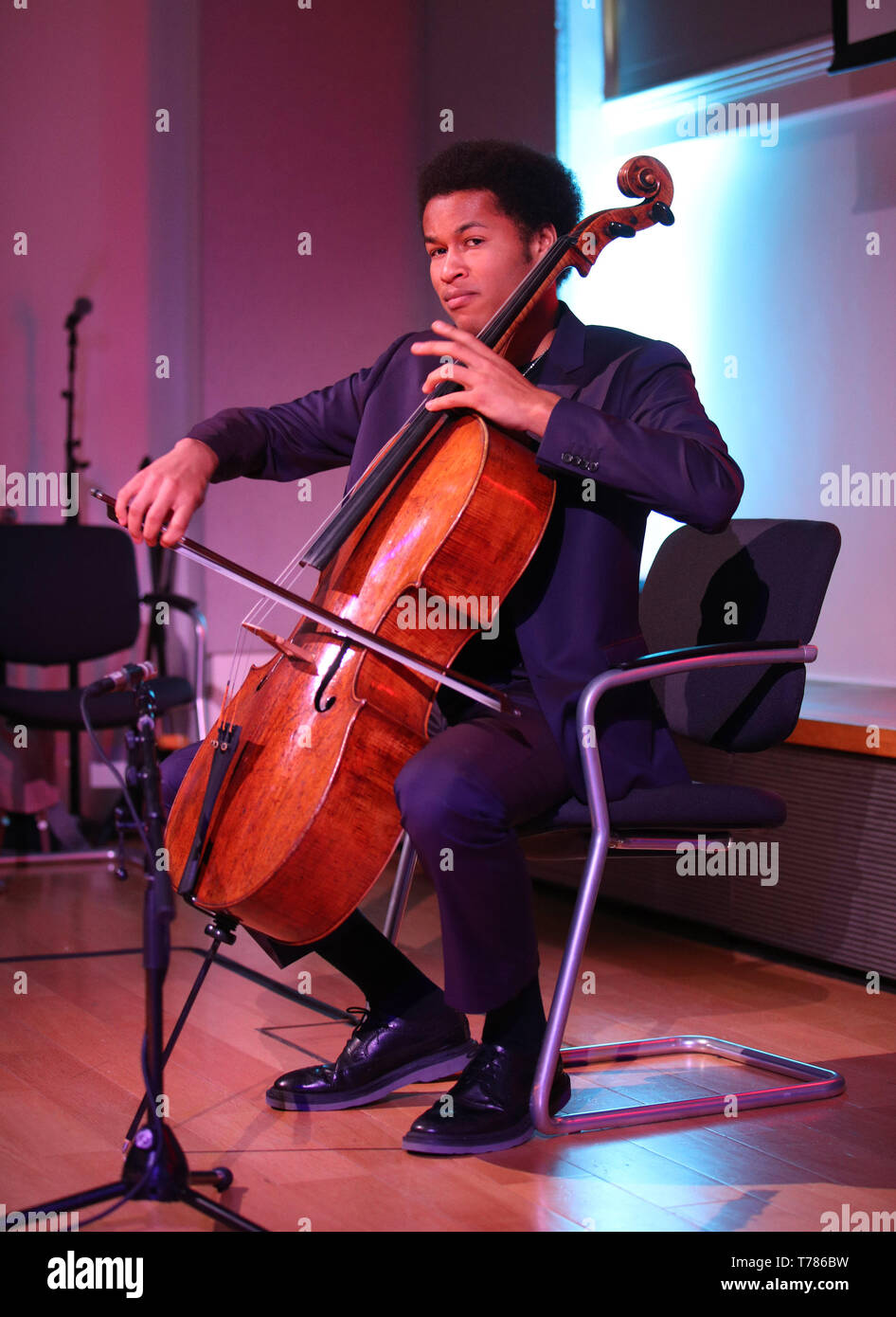 Britische Cellistin Sheku Kanneh-Mason, die auf der Hochzeit von Prinz Harry zu Meghan Markle am 19. Mai 2018 spielte, während der eintägigen Veranstaltung Decca 90: eine Feier, an der V&A, in London. Stockfoto