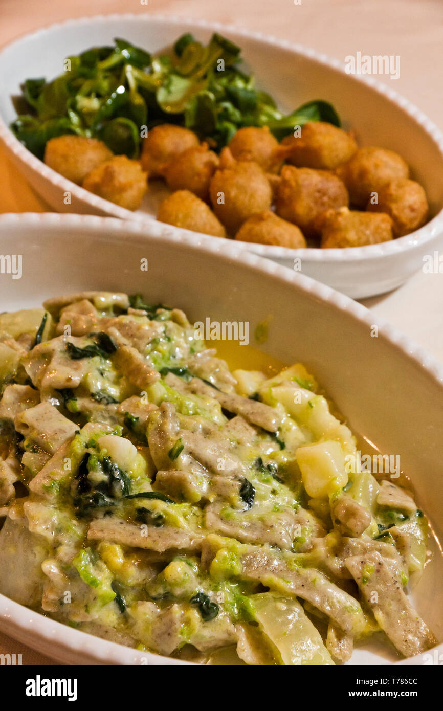 Piatti Tipici Valtellinesi Sciatt Crocchette E Pizzochrei Eng Valtellina Typische Rezepte Sciatt Krokette Und Pizzochrei Eine Art Buckwhe Stockfotografie Alamy