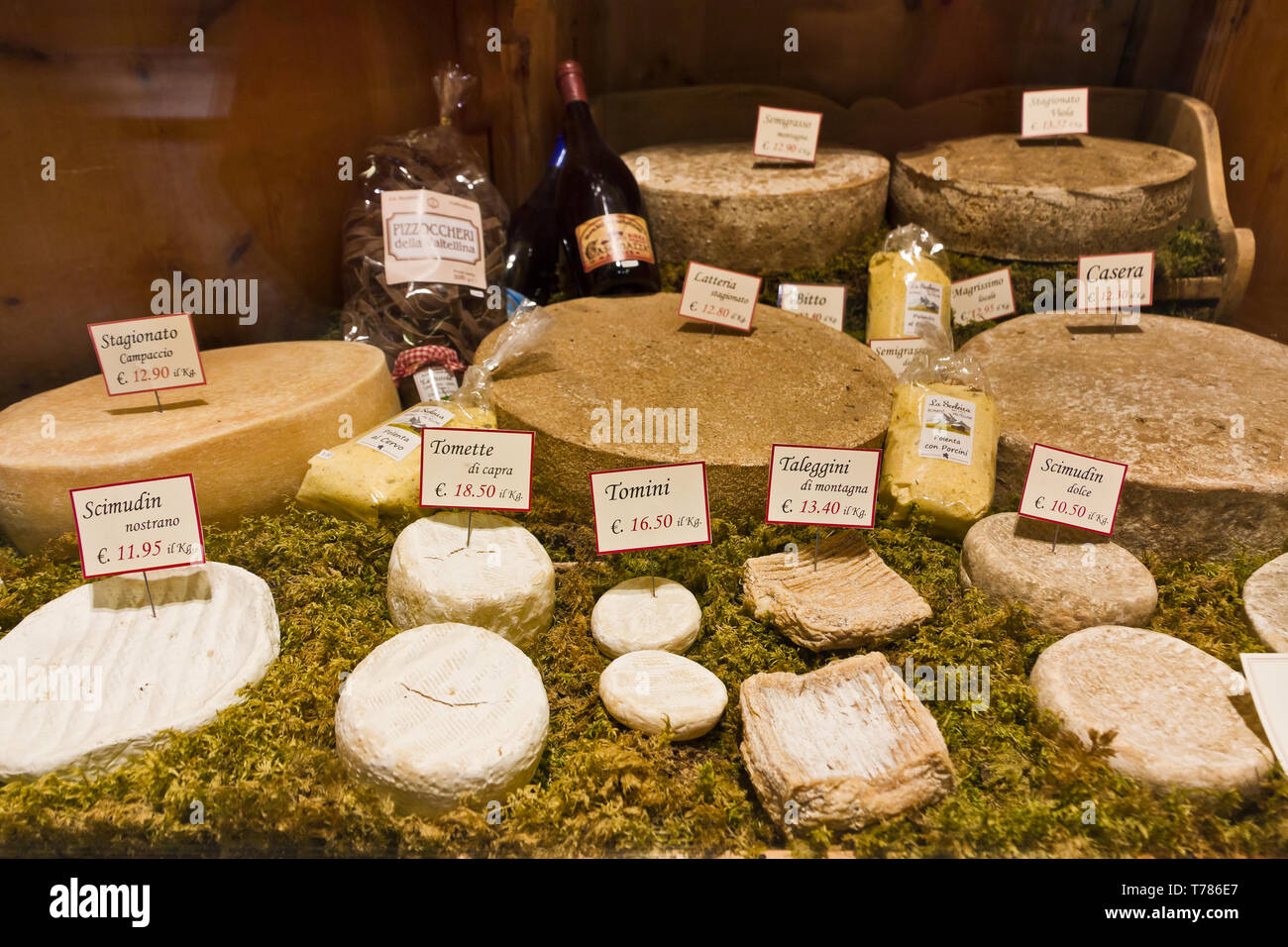 Bormio, negozio 'La Sceleira': formaggi tipici valtellinesi. [ENG] Bormio, 'La Sceleira' Shop: Valtellina typische Arten von Käse. Stockfoto