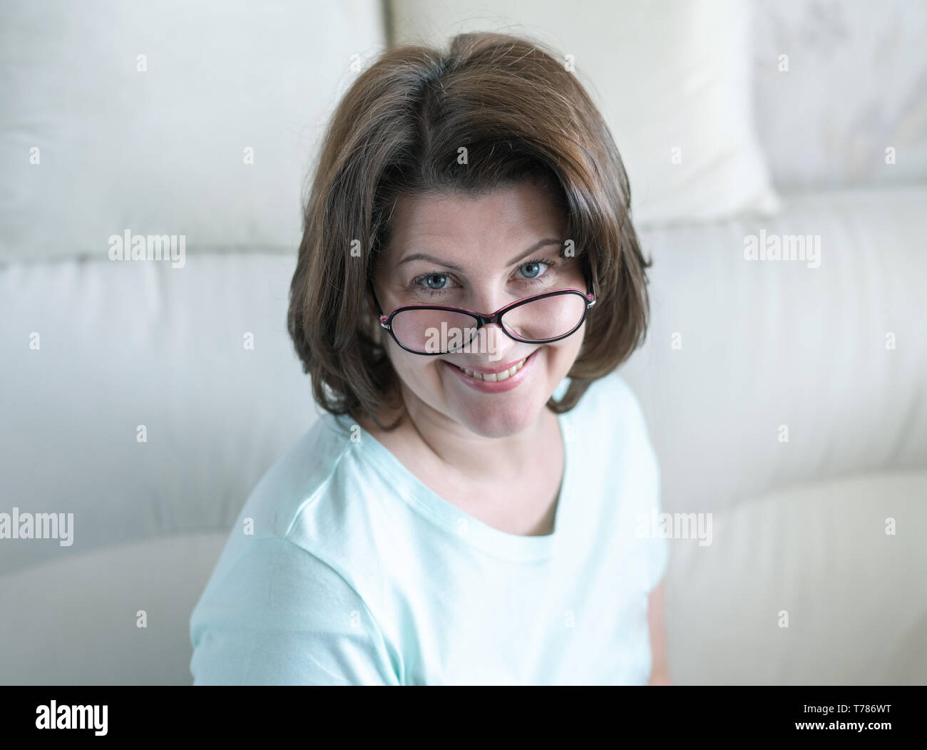 Porträt einer Frau mit Brille in Home Interior Stockfoto