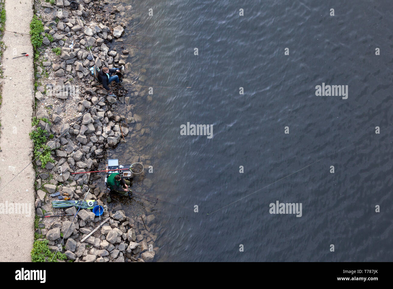 Angler am Ufer des Rheins Stockfoto