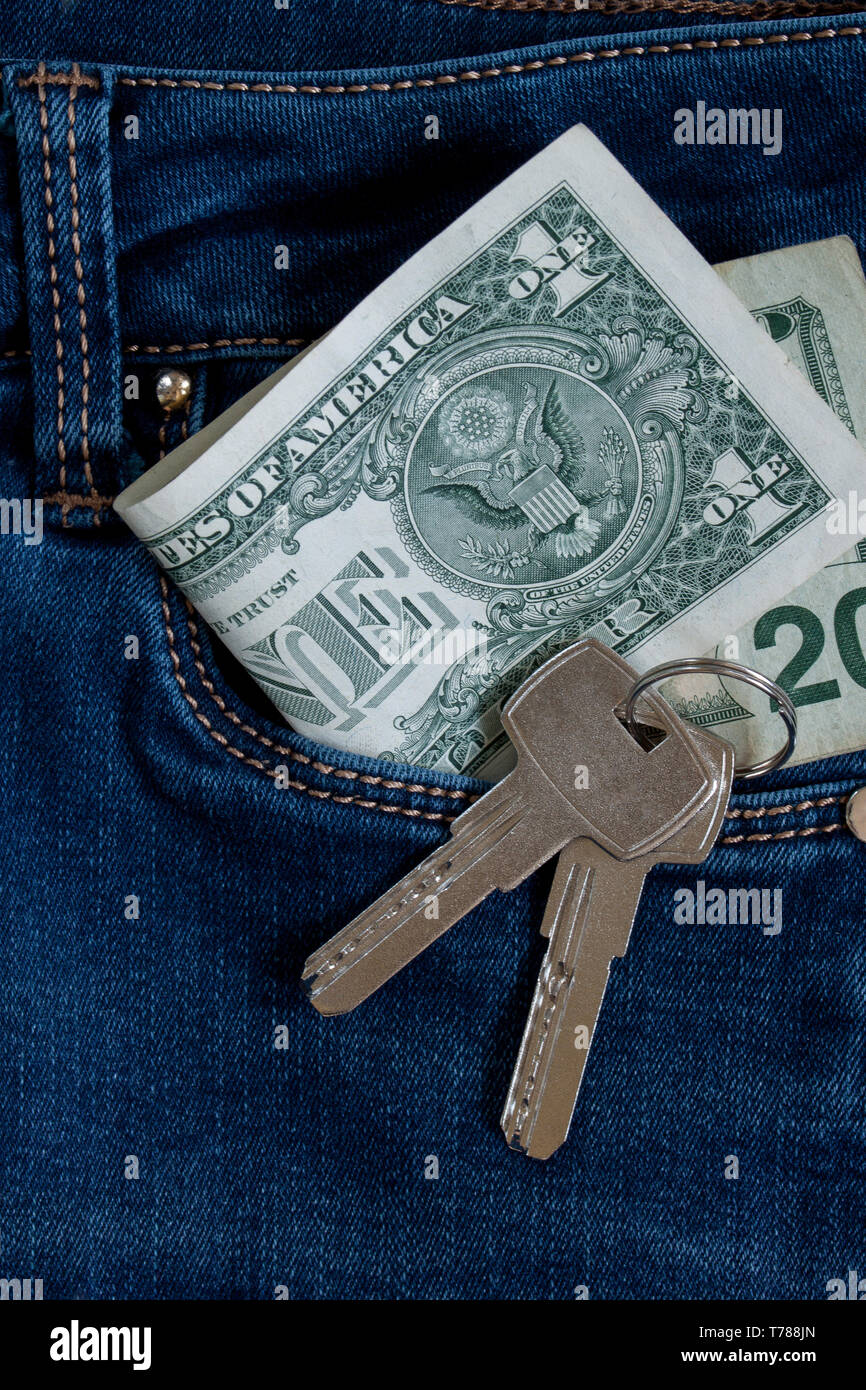 Schlüssel Zum Haus Am Schlüsselbund Und Cash Liegen In Einer Seitentasche  Der Blauen Jeans Stockfotografie - Alamy