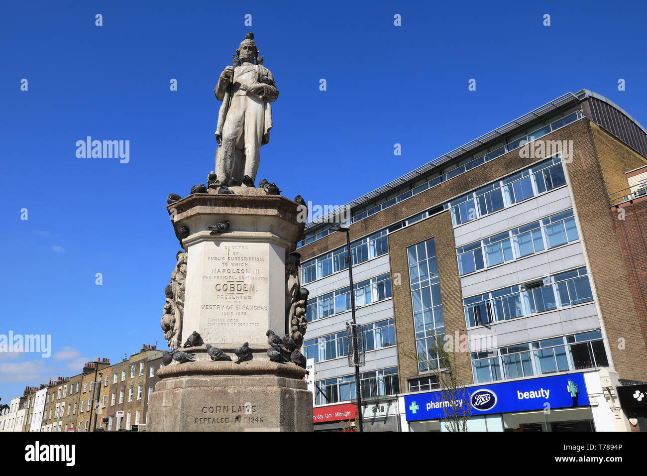 Statue von Richard Cobden, britischer Politiker, der den Mais Gesetze im Jahr 1846 aufgehoben, auf der Camden High Street von Mornington Crescent U-Bahnstation, London UK Stockfoto