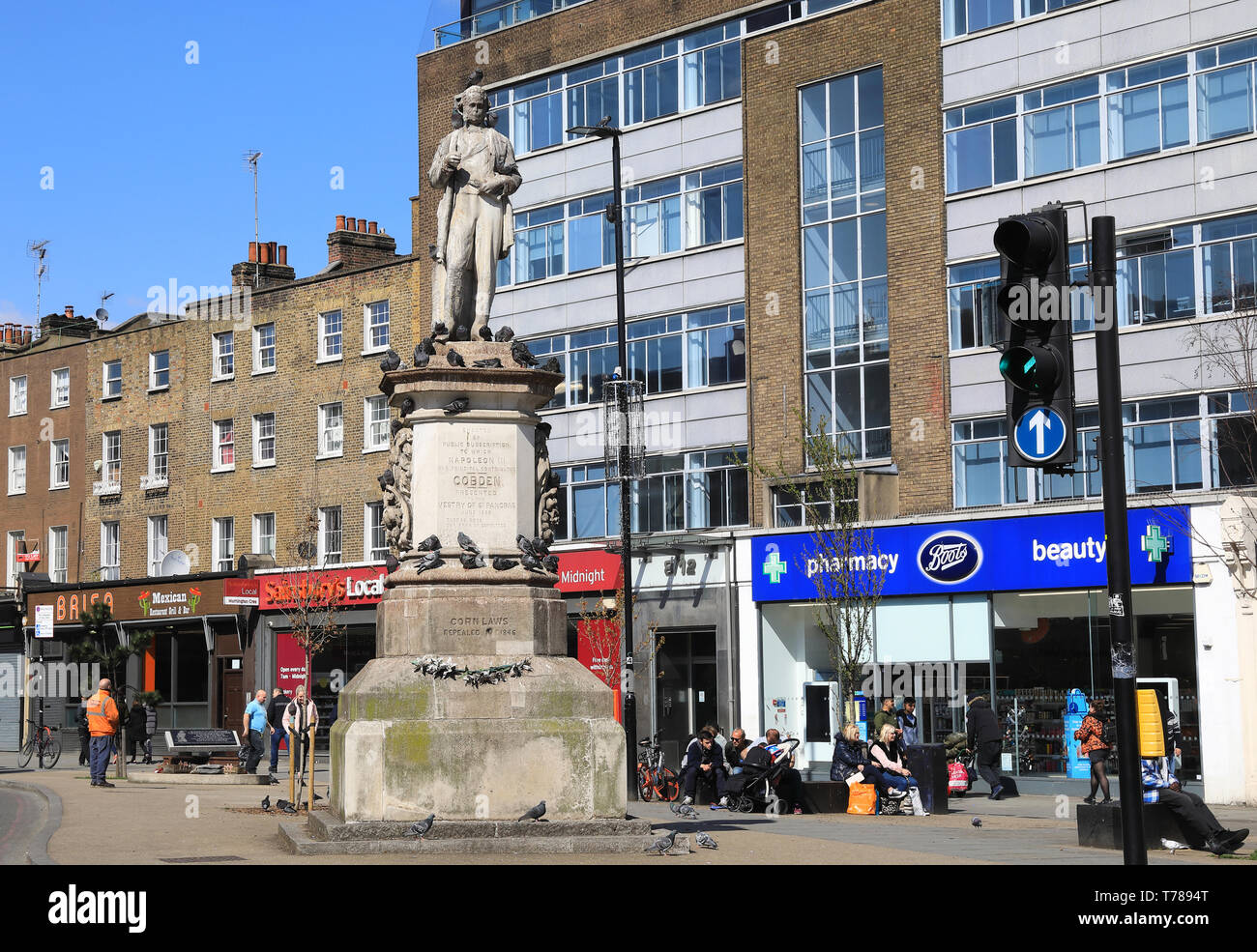 Statue von Richard Cobden, britischer Politiker, der den Mais Gesetze im Jahr 1846 aufgehoben, auf der Camden High Street von Mornington Crescent U-Bahnstation, London UK Stockfoto