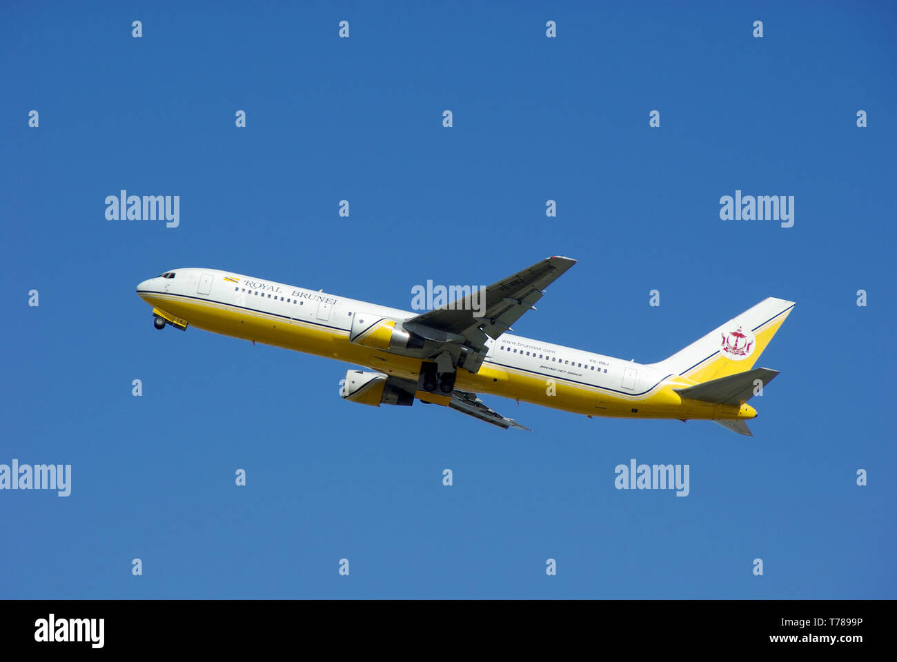 Royal Brunei Airlines Boeing 767 -33A/er V8-RBJ Jet-Flugzeug startet vom Flughafen London Heathrow UK in blauem Himmel Stockfoto