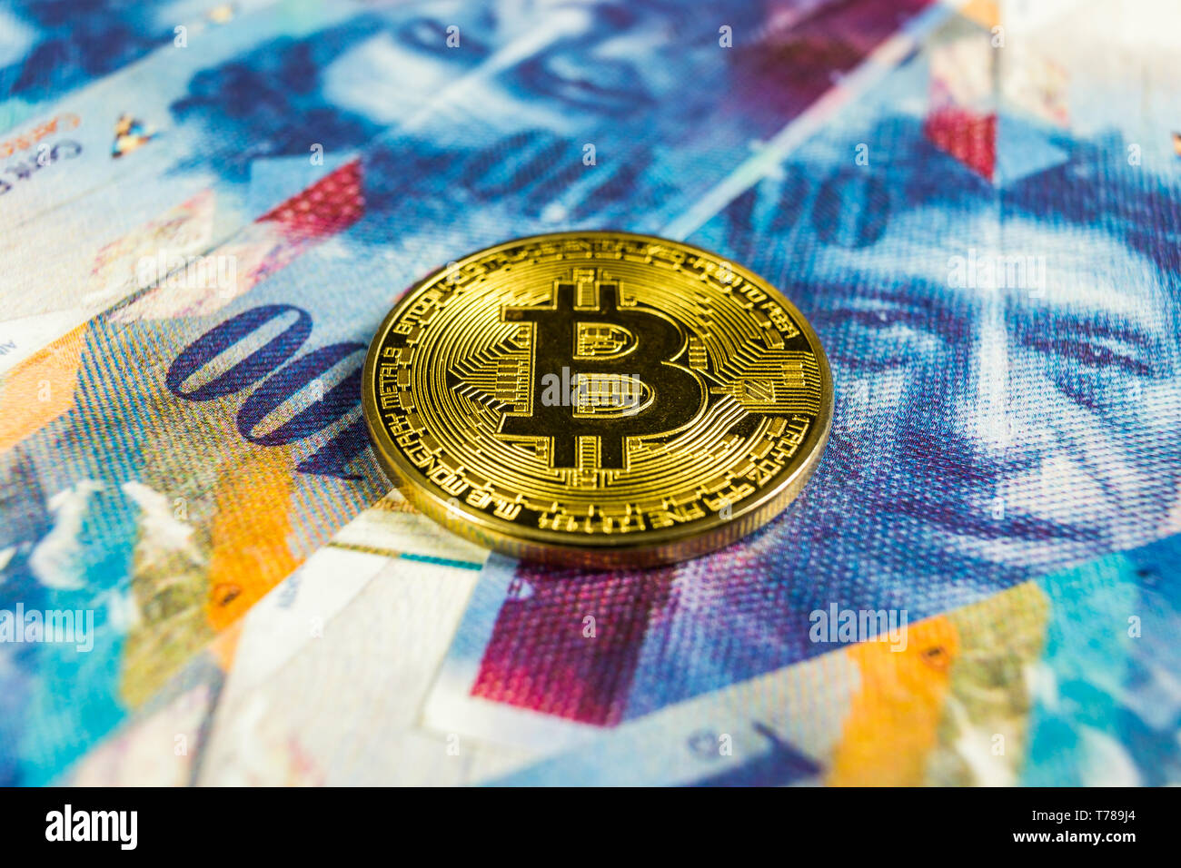 Crypto Währung Konzept - ein Bitcoin mit Schweizer Franken Währung, Schweiz  Stockfotografie - Alamy