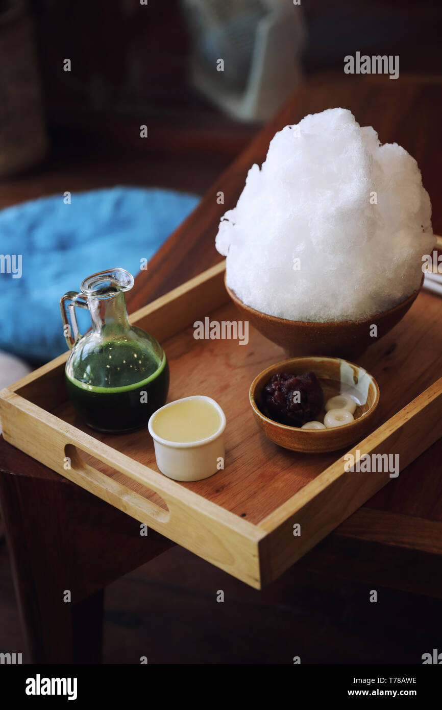 Köstliche japanische süße rasierte Eis grüner Tee auf hölzernen Tisch in japanischen Cafe Stockfoto