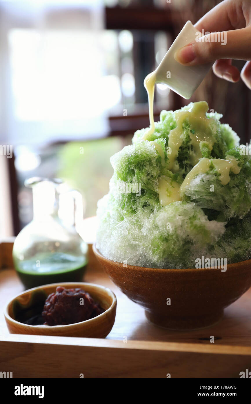 Köstliche japanische süße rasierte Eis grüner Tee auf hölzernen Tisch in japanischen Cafe Stockfoto