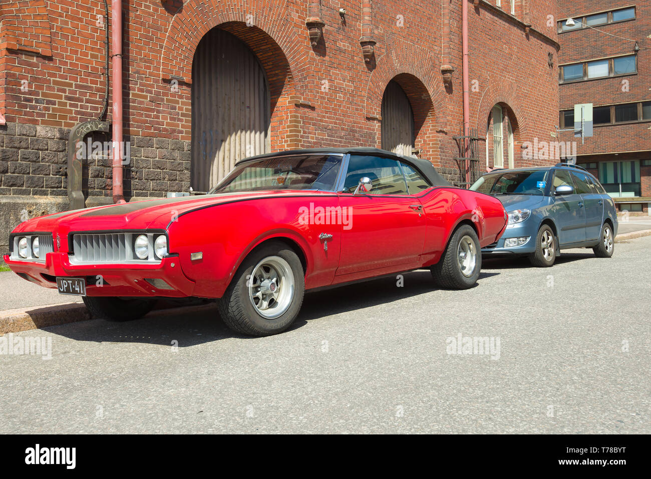 HELSINKI, Finnland - 11. JUNI 2017: American retro car Oldsmobile Cutlass Supreme Сonvertible auf einer Straße der Stadt an einem sonnigen Nachmittag Stockfoto