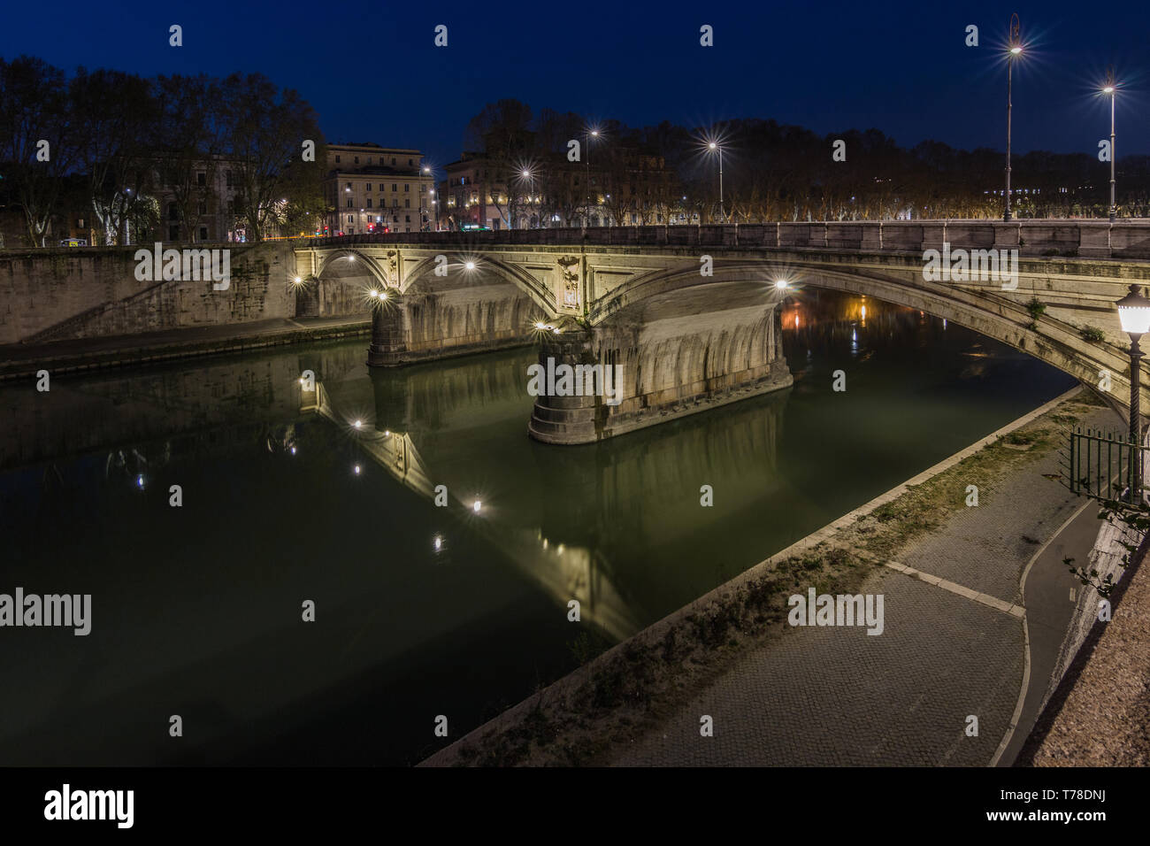 Oder Aurelius Brücke Ponte Sisto ist eine steinerne Straßenbrücke in der Altstadt von Rom über den Fluss Tiber in der Nacht mit Beleuchtung. Pfad auf dem riverban Stockfoto