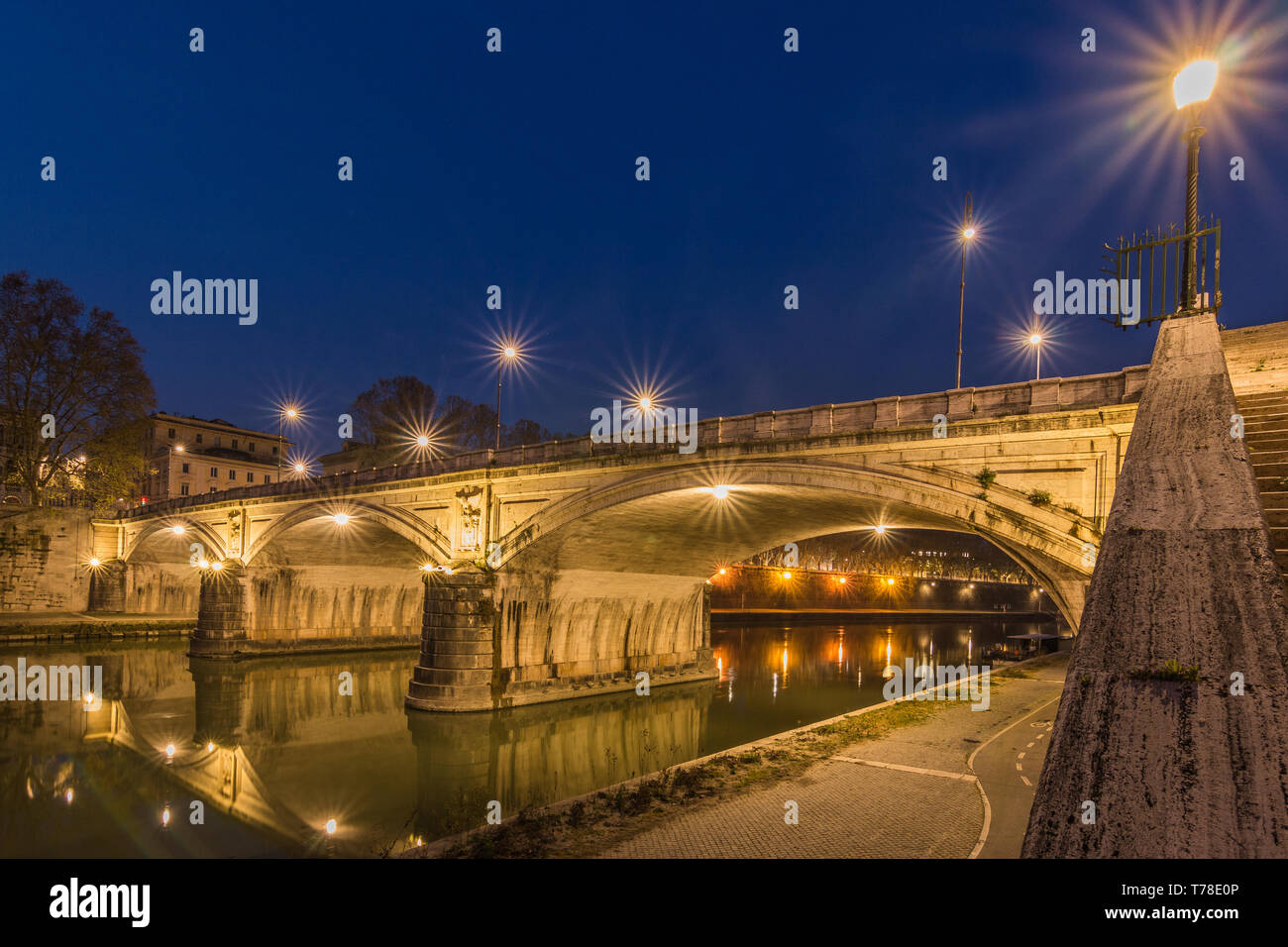 Brücke Ponte Sisto und Tiber in der Nacht an der Seite der Treppe. Ein Stein Street Bridge im historischen Zentrum von Rom in der Nacht mit Beleuchtung Stockfoto