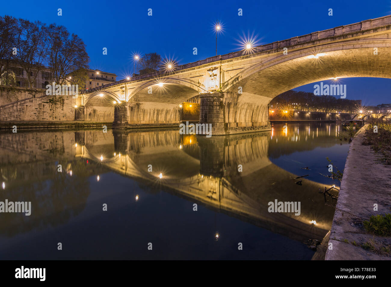 Brücke Ponte Sisto und Tiber in der Nacht am Ufer und unter der Brücke. Ein Stein Street Bridge im historischen Zentrum von Rom bei Nacht mit Il Stockfoto