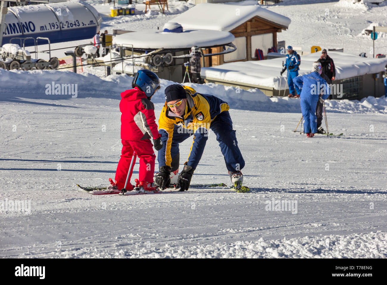 Bormio 2000, scuola italiana di Sci Gallo Cedrone: Maestro di Sci dà una lezione Uno-bimbo. [ENG] Bormio 2000, Italienische Skischule "Gallo Cedrone': Stockfoto