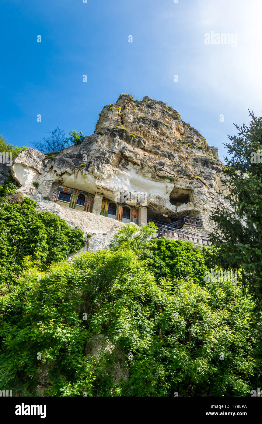 Erstaunliches Basarabov Rock Kloster, Bulgarien. Basarbovo, das Kloster des Heiligen Dimitar Basarbowski ist ein bulgarisches orthodoxes Höhlenkloster Stockfoto