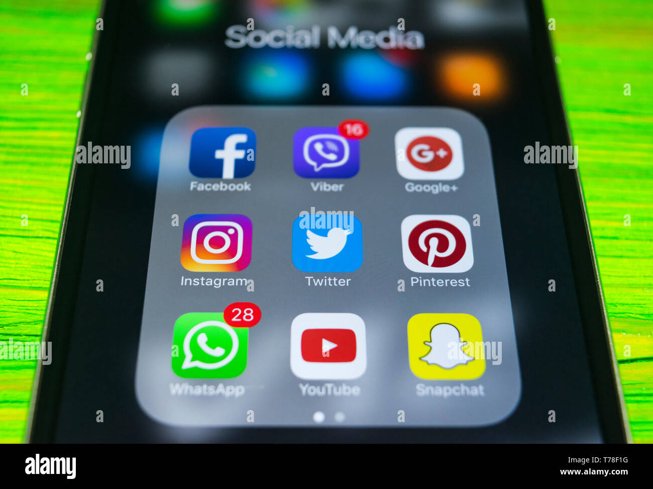 Sankt-Petersburg, Russland, Oktober 2, 2017: Iphone 7 plus mit Symbolen von Social Media auf dem Bildschirm. Smartphone life style. Starten social media App. Stockfoto