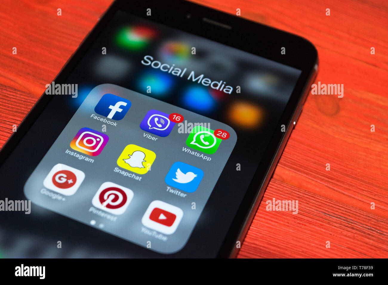 Sankt-Petersburg, Russland, Oktober 2, 2017: Iphone 7 plus mit Symbolen von Social Media auf dem Bildschirm rot Holztisch. Smartphone life style-Smartphone. S Stockfoto