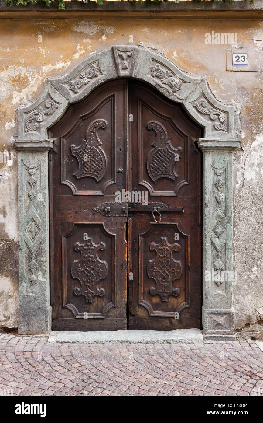 Bormio: Porta in Legno di Antica Casa Con stipite in Pietra. [ENG] Bormio: Altes Haus Holztür mit steinernen Pfosten. Stockfoto