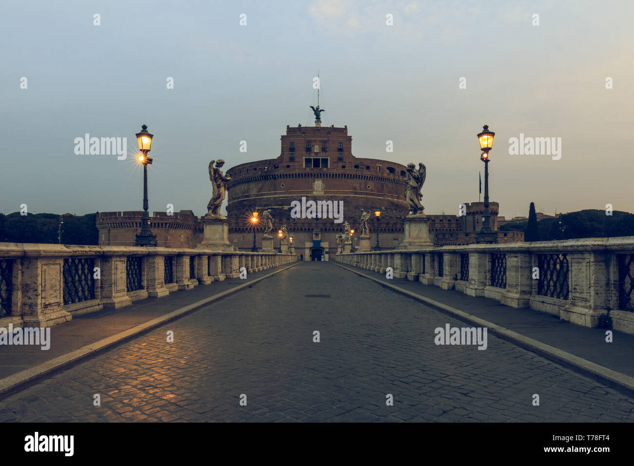 Zentrale Sicht auf das Schloss Sant Angelo mit dem Aurelius Brücke. Historische Beleuchtung auf die steinerne Brücke mit Zahlen über den Fluss Tiber ohne Mitarbeiter Stockfoto