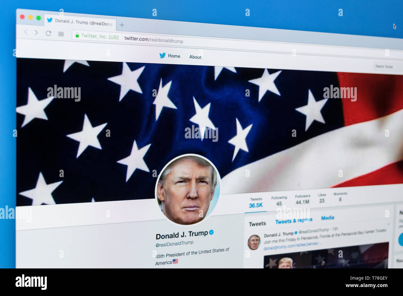 Sankt-Petersburg Russland am 6. Dezember 2017: Der offizielle Twitter Account von Social Network für Donald Trump auf Apple iMac Monitor. Der Präsident o Stockfoto