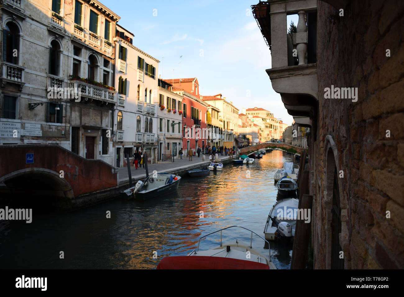 Venedig, Italien - April 17, 2019: Ein Blick auf die vielen schmalen Kanäle mit Booten in Venedig Stockfoto