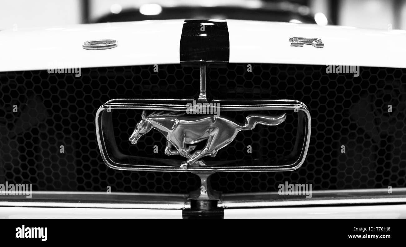 Sankt-Petersburg, Russland, 21. Juli 2017: Vorderansicht des Classic retro Ford Mustang GT Logo mit laufendem Pferd. Auto außen Details. Schwarz und Weiß. P Stockfoto