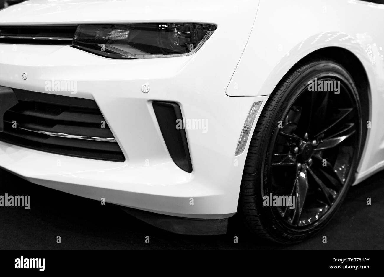 Sankt-Petersburg, Russland, 21. Juli 2017: Vorderansicht eines gelben Chevrolet Camaro 2017. Auto außen Details. Schwarz und Weiß. Foto auf Royal Aut genommen Stockfoto