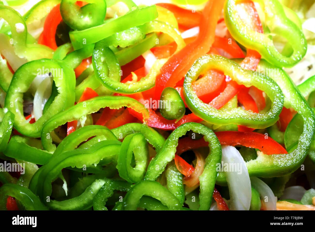 Frisch geschnittene rohe grüne und rote Paprika Stockfoto
