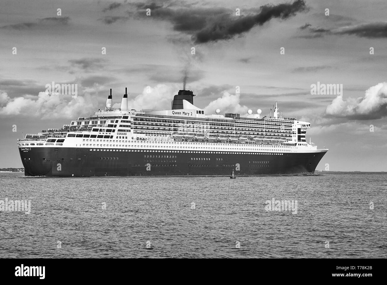 Schwarz-weiß-Foto The Cunard Line, Ocean Liner, RMS QUEEN MARY 2, unterwegs vom Hafen von Southampton, in Richtung New York, 28. April 2019. Stockfoto