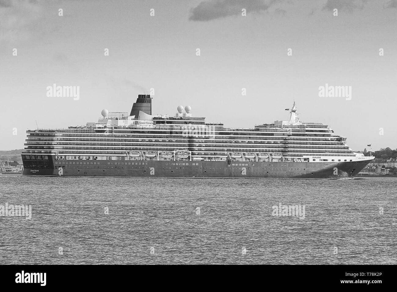 Schwarz-weiß-Foto der Cunard Line, MS QUEEN VICTORIA, unterwegs im Deep Water Channel, als sie aus Southampton nach Hamburg segelt. Stockfoto
