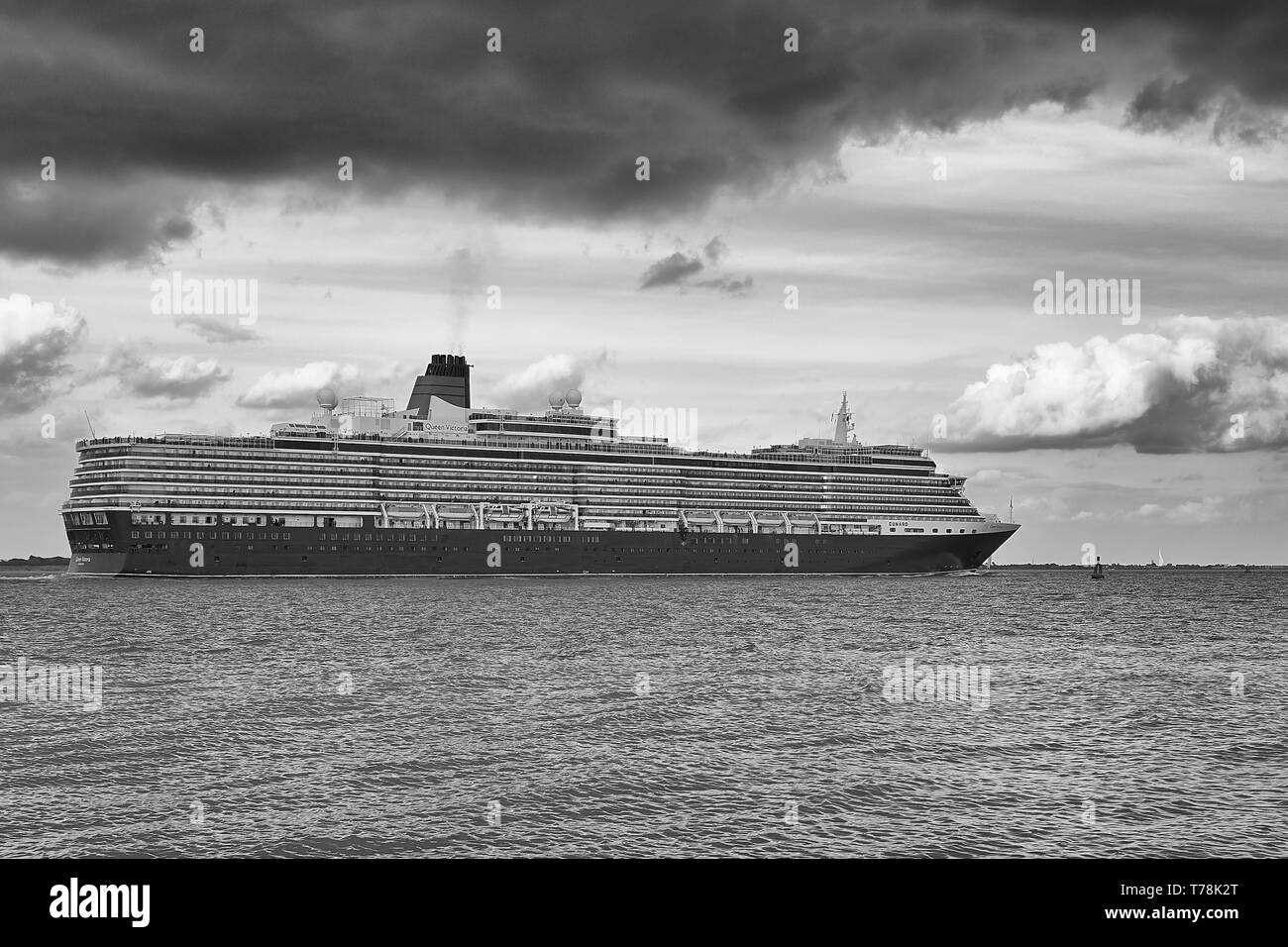 Moody Black and White Photo of the Cunard Line, MS QUEEN VICTORIA, dringt in den Deep Water Channel ein, als sie aus Southampton nach Hamburg segelt Stockfoto