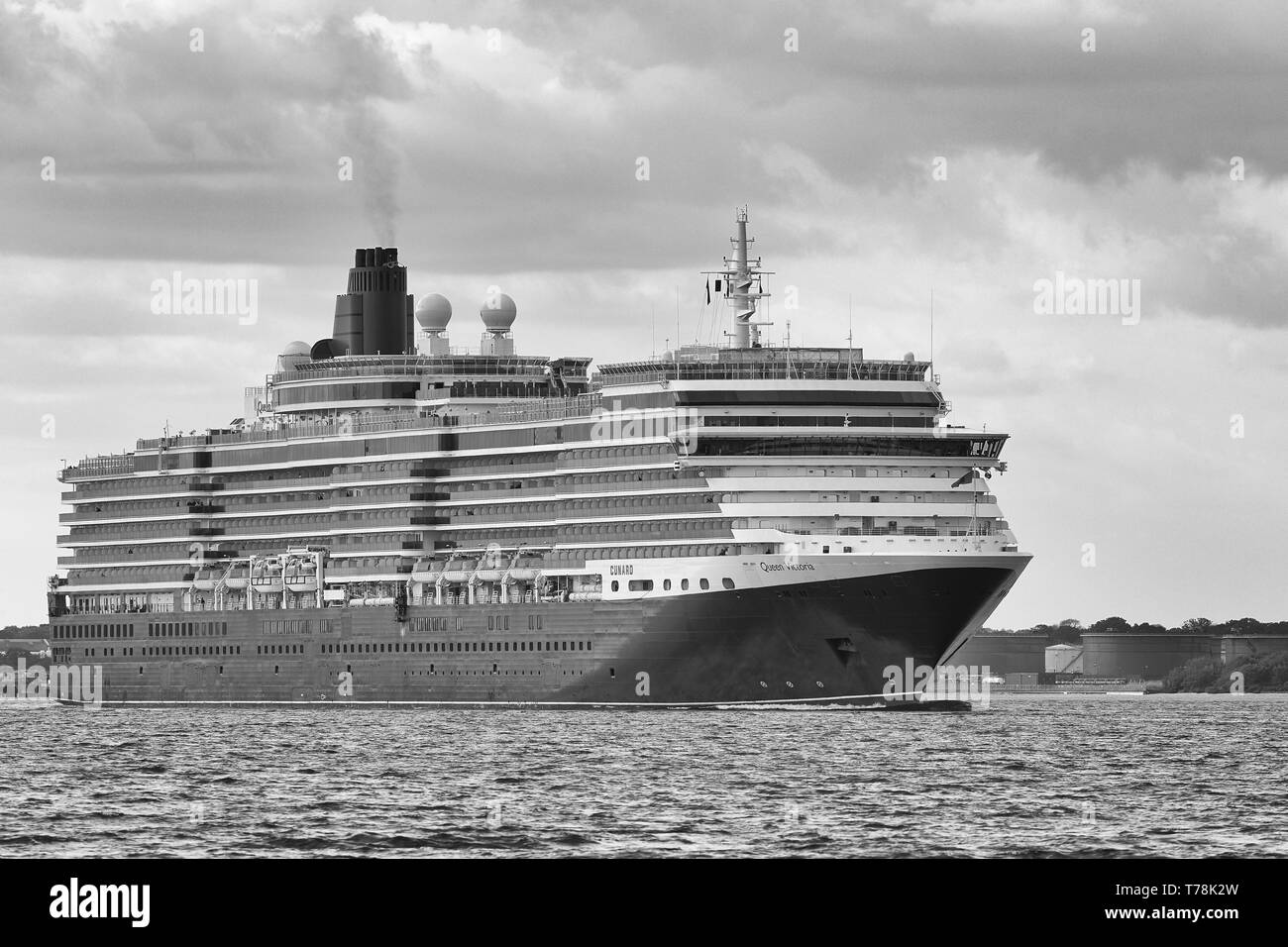 Nahaufnahme Schwarz-weiß-Foto der Majestic, Cunard Line, MS QUEEN VICTORIA, vorbei an Calshot Spit, als sie aus Southampton nach Hamburg segelt Stockfoto