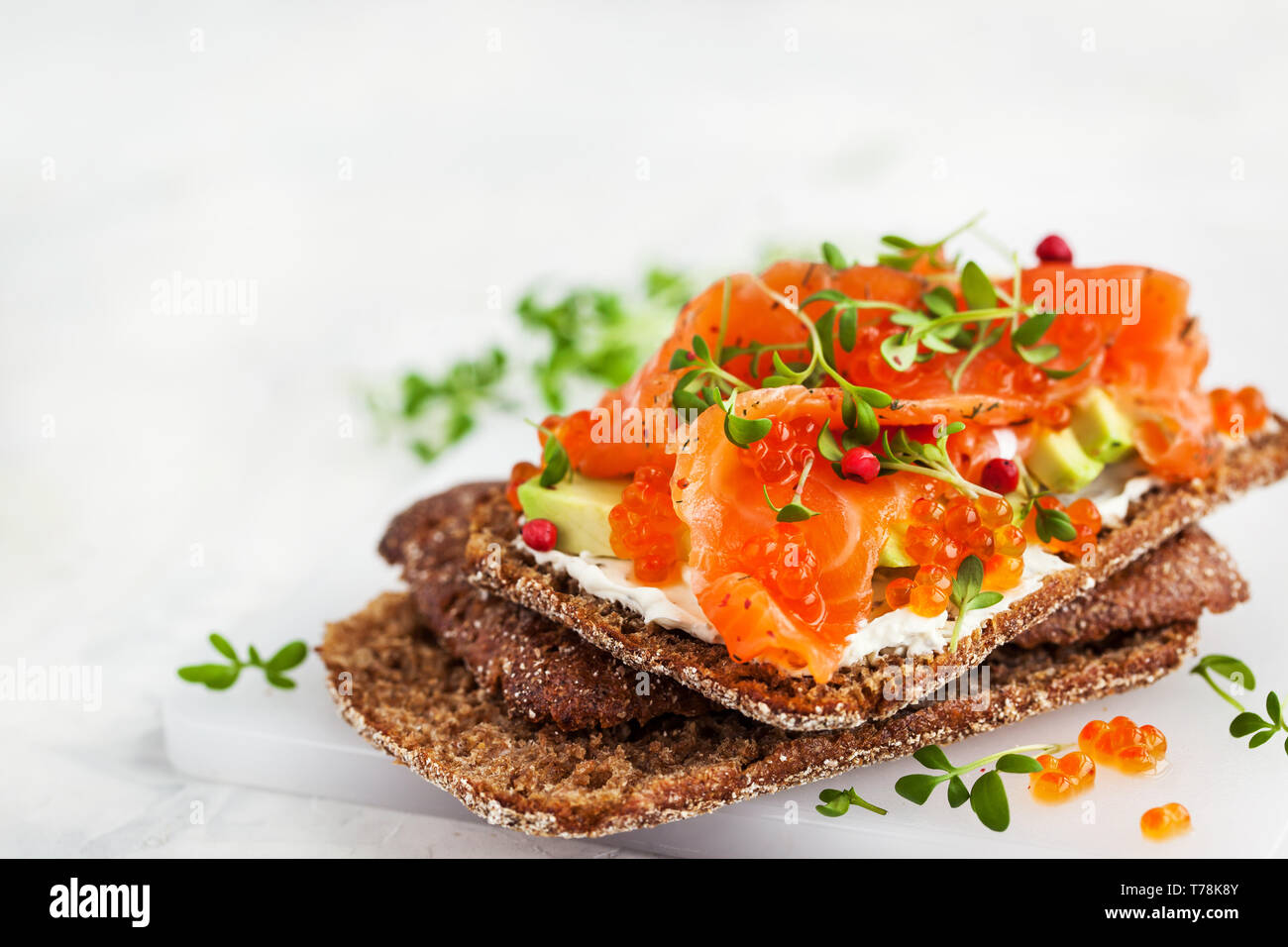 Gesalzenen Lachs, roter Kaviar, Avocado und Frischkäse Roggen scharfe Toast Stockfoto