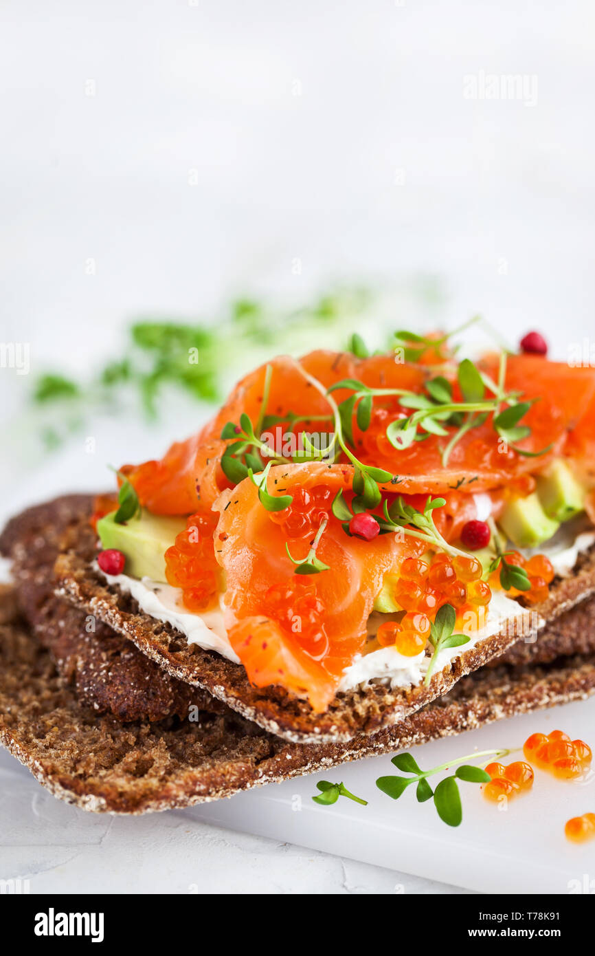 Gesalzenen Lachs, roter Kaviar, Avocado und Frischkäse Roggen scharfe Toast Stockfoto