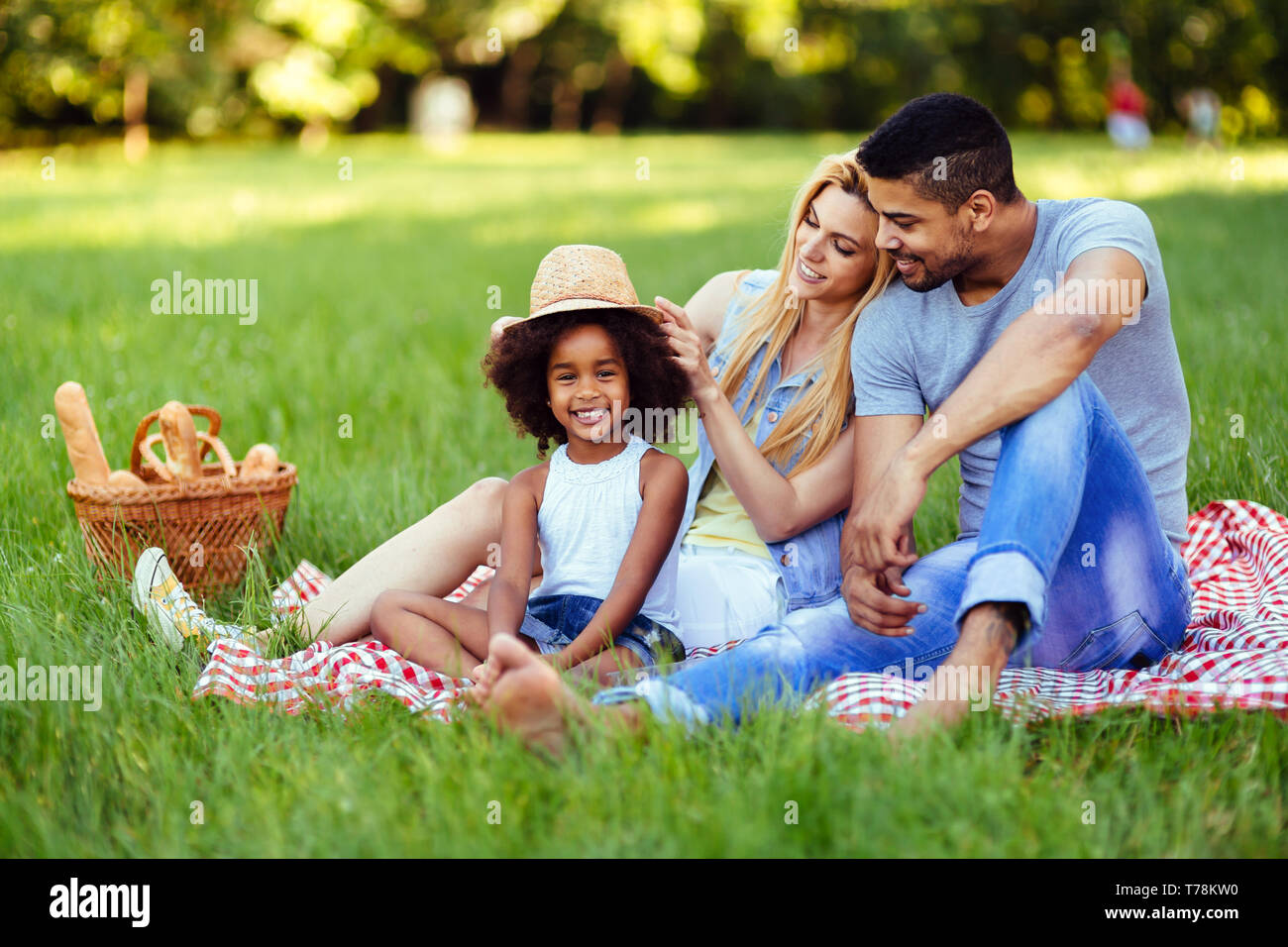 Bild der hübschen Paar mit ihrer Tochter in Picknick Stockfoto