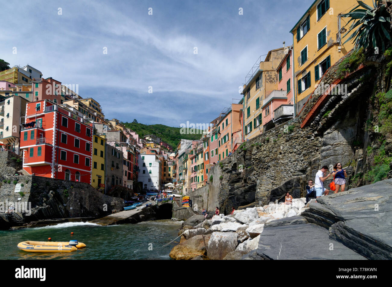 Suchen vom Hafen bis zu den lebhaften, bunten Gebäude des Dorfes von Riomaggiore in der Cinque Terre, Italien Stockfoto