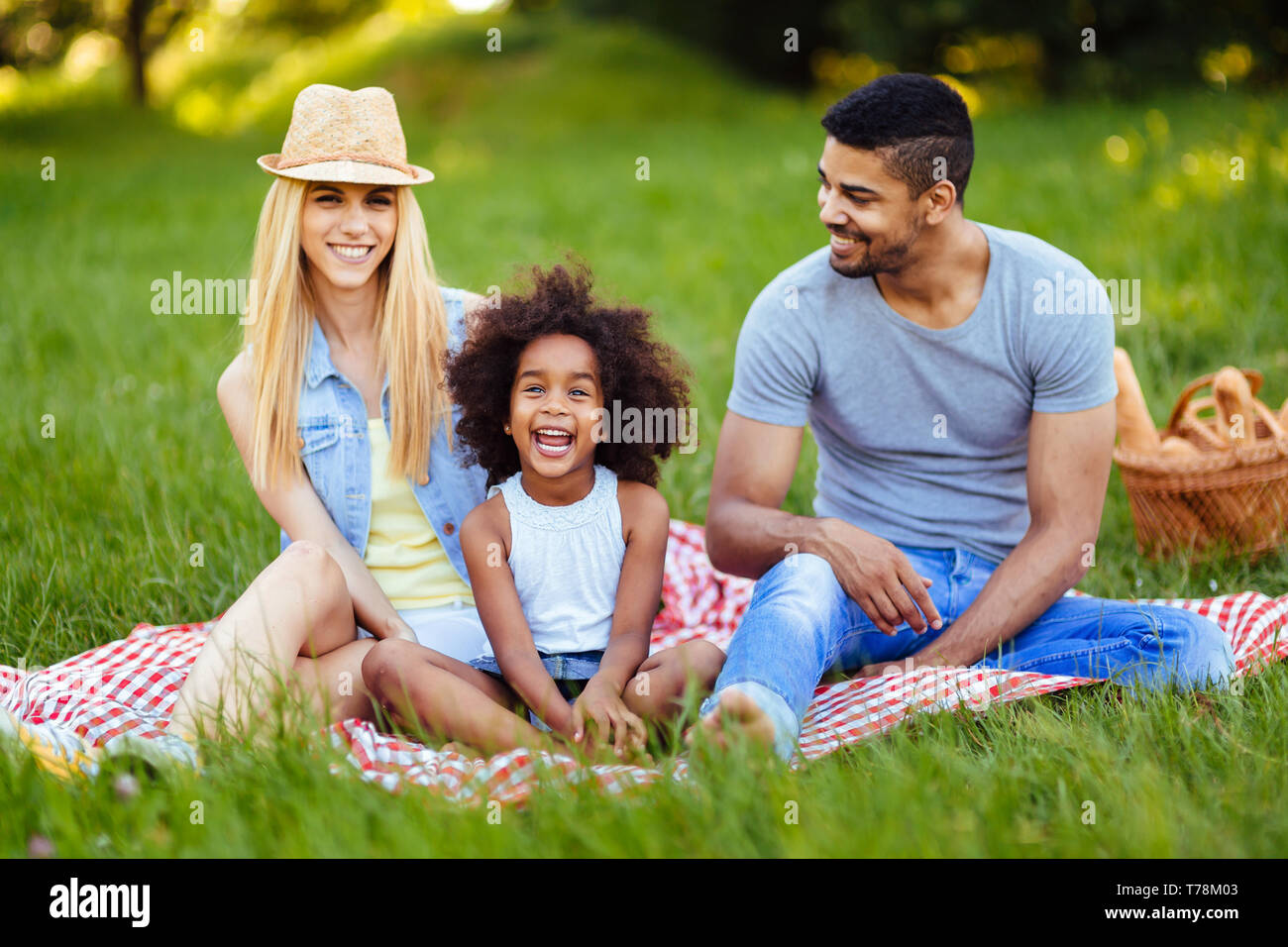 Bild der hübschen Paar mit ihrer Tochter in Picknick Stockfoto