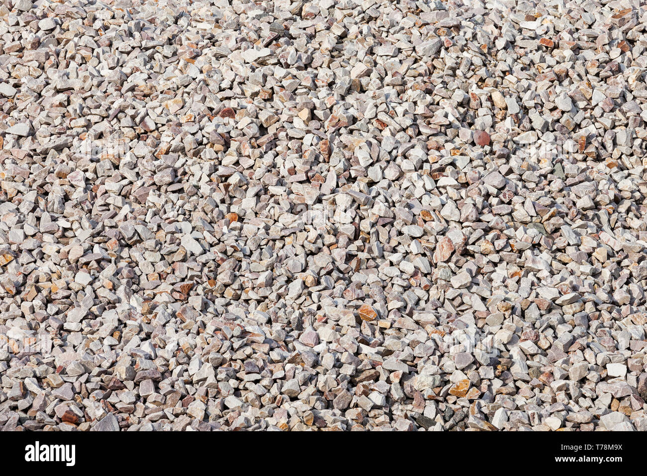 Schotter Hintergrund oder Textur, Rail Trail Ballast verwendet das hölzerne Kreuz Bindungen, die die Schienen an Ort und Stelle zu halten. Stockfoto